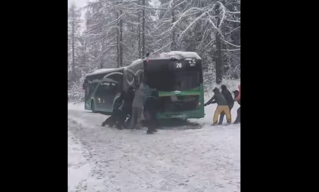 Imagini cu un autobuz împins de călători spre Poiana Brașov, după ce a rămas împotmolit în zăpadă VIDEO