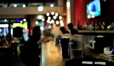 Țeapă de Revelion. Zeci de persoane au plătit pentru o petrecere care s-a anulat, așa că au venit cu mâncarea și băutura de acasă