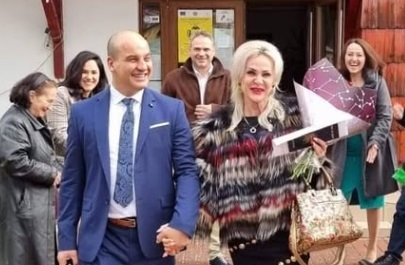 ”Se dădea jos din patul nostru conjugal și dormea în living”