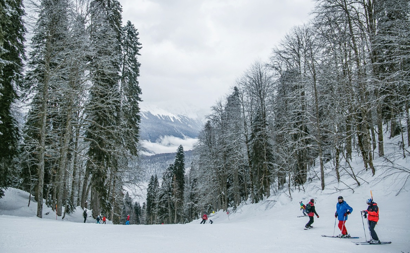 Român mort într-un accident de schi în Franța. Instructorul care era cu el a fost reținut