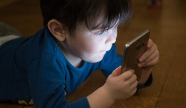 Neuroștiința explică ce se întâmplă cu copiii cărora părinții nu le limitează timpul petrecut în fața ecranelor