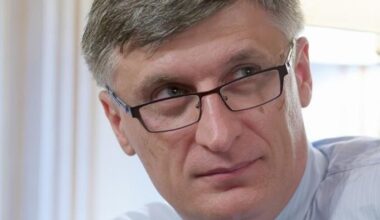 Numiri politice la SRI și SIE. „De ce îl mai schimbă pe Vlase, dacă îl aduce pe Vlase 2? Lista conține nulități de partid și de stat”