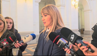 A început procesul avocatei AUR împotriva Guvernului Bolojan. Cauza vizează înființarea unui comitet de analiză a legilor Justiției