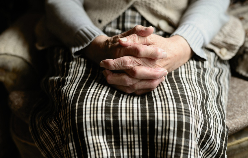 Un bărbat din Iași și-ar fi omorât mama și ar fi întreținut relații intime cu cadavrul său. A fost arestat pentru 30 de zile