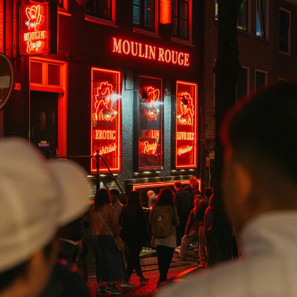 Un sucevean a încercat să spargă un sexshop cu un topor. Toate jucăriile ar fi încăput în 2 sacoșe de rafie