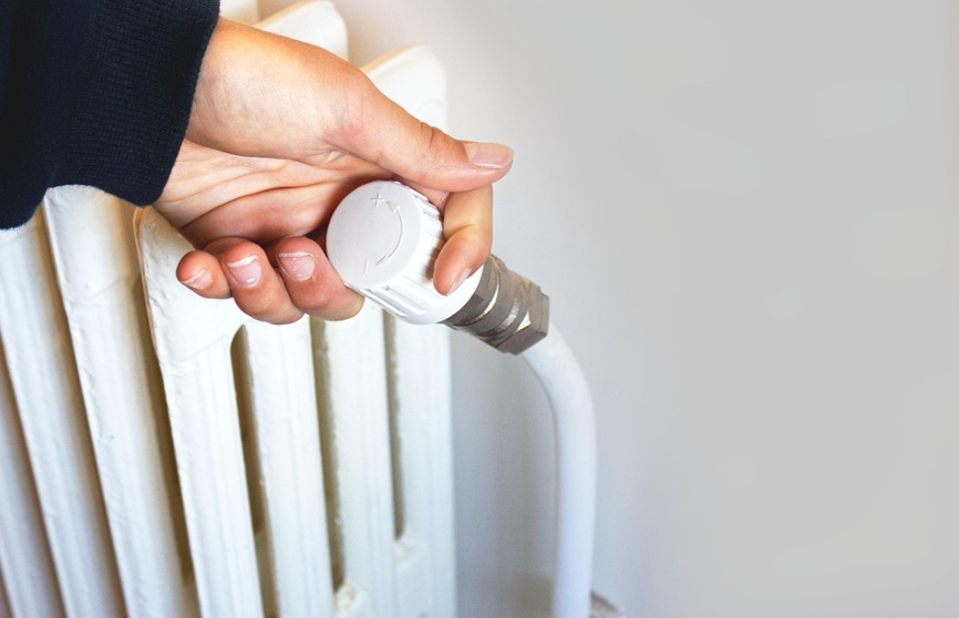 Aproape jumătate din București, probleme cu apa caldă și căldura în acest moment. Temperaturile scad serios în orele următoare