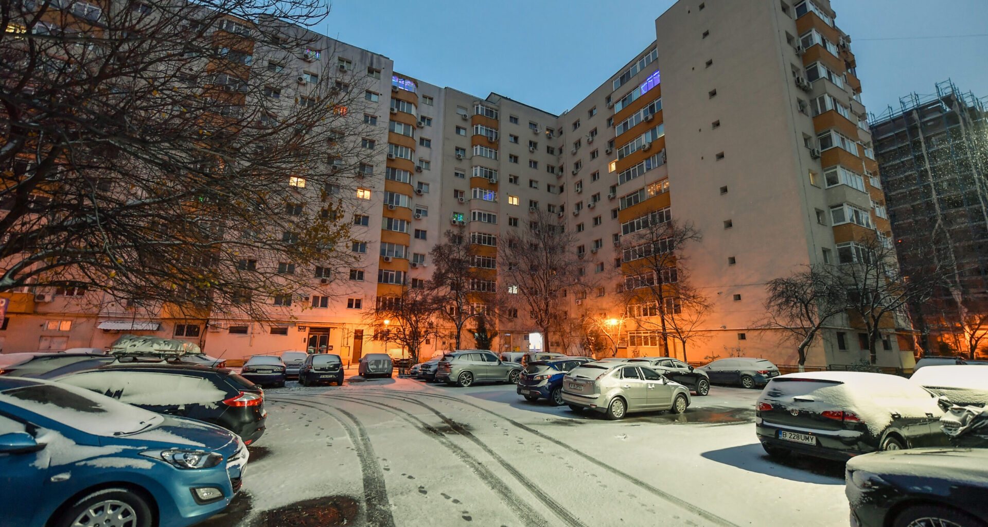 “Petiția Disperării” în București. Mii de oameni cer, în scris, apă caldă și căldură. “Plătim apă și calorifere reci ca și cum ar fi calde". Unde e organizată revolta • Știri București