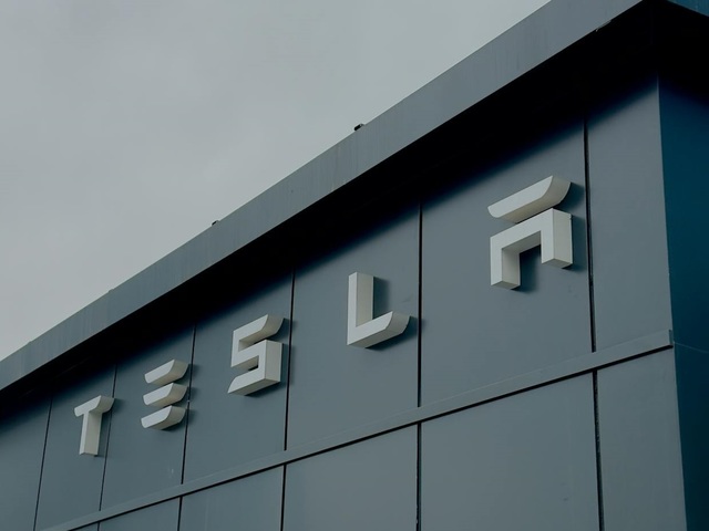 Tesla lansează în România o mașină ieftină, noua versiune pentru Model Y