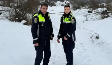 FOTO | Doi polițiști au salvat de la moarte un bărbat: Era spânzurat cu o funie de o grindă, dar a reușit să sune la 112