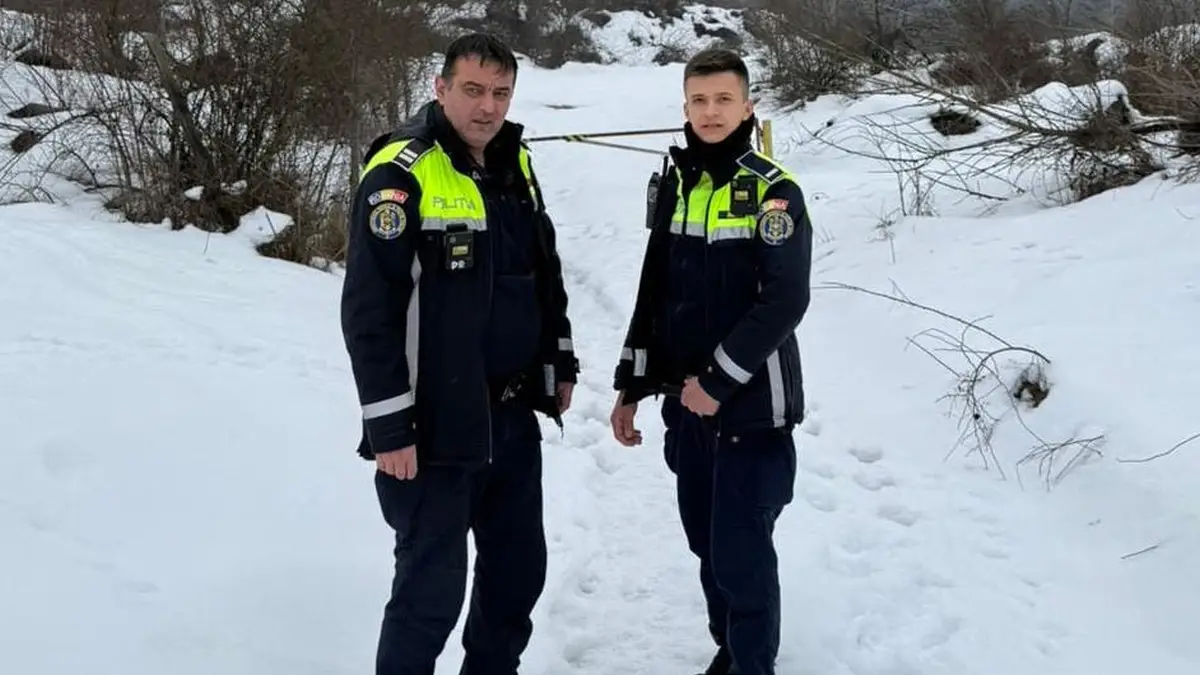 FOTO | Doi polițiști au salvat de la moarte un bărbat: Era spânzurat cu o funie de o grindă, dar a reușit să sune la 112