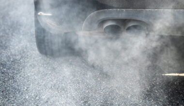 mașină care poluează