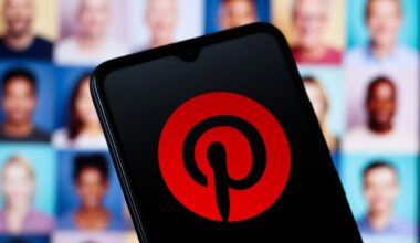 Sigla Pinterest este afișată pe ecranul unui smartphone, 6 noiembrie 2025