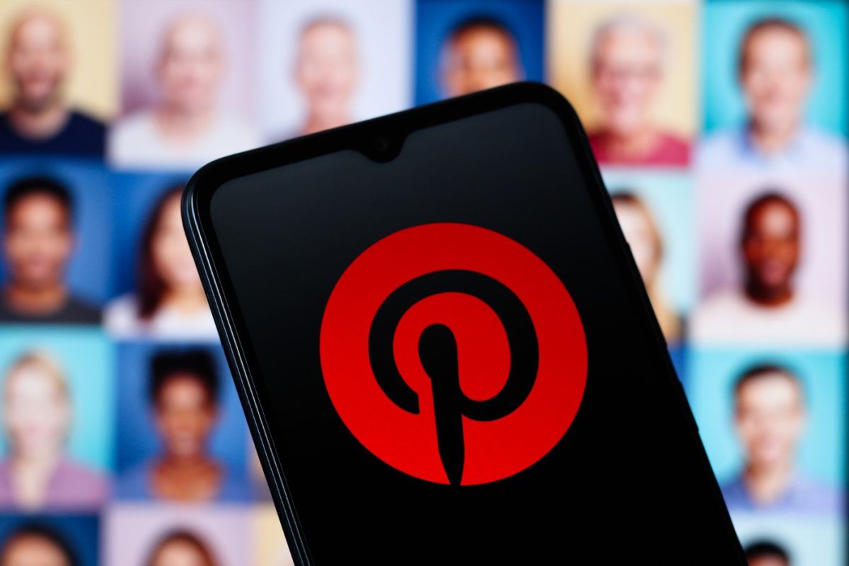 Sigla Pinterest este afișată pe ecranul unui smartphone, 6 noiembrie 2025