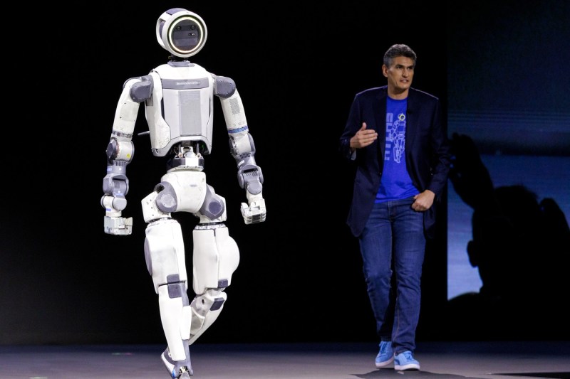 VIDEO. Cum arată și cum se mișcă robotul care va începe să muncească într-o fabrică de mașini din 2028