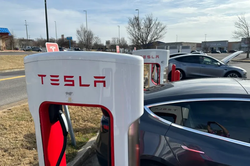 Tesla oprește producția a două modele de lux pentru a face loc „armatei de roboți” a lui Musk