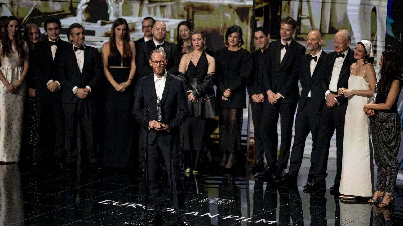 Regizorul Joachim Trier, pe scenă, în fața echipei sale, la ceremonia celei de-a 38-a ediții a Premiilor Europene de Film