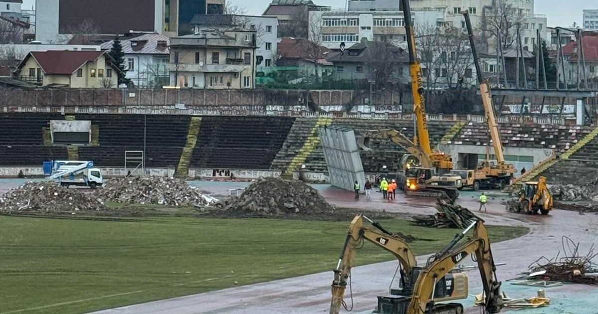 Mobilizare peste așteptări. FOTO: Au intrat buldozerele în peluzele Nord și Sud de pe stadionul Dinamo. Tribuna II e deja istorie