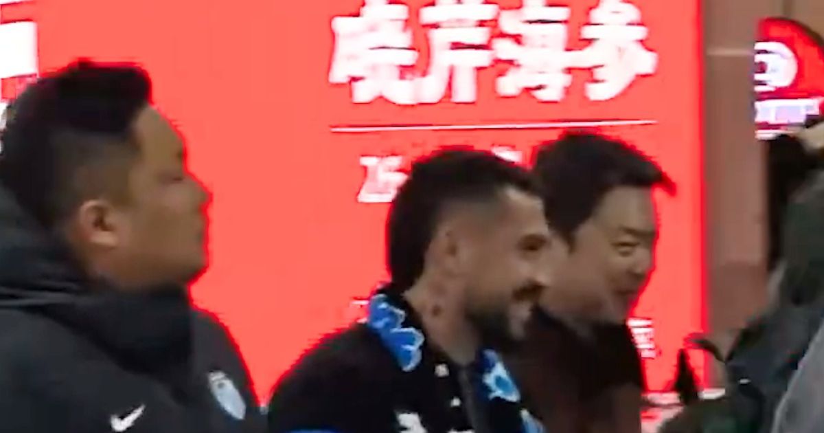 Stanciu a ajuns în China! VIDEO. Nebunie la aeroport. Zeci de fani l-au așteptat pe mijlocaș după mesajul clubului. Cu cine semnează