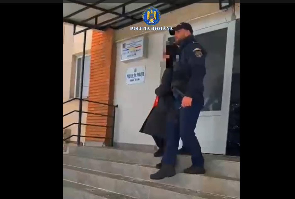 VIDEO: Tânără de 18 ani, reținută pentru înșelăciune. A comandat haine de la o femeie din Alba Iulia, apoi a refuzat să plătească