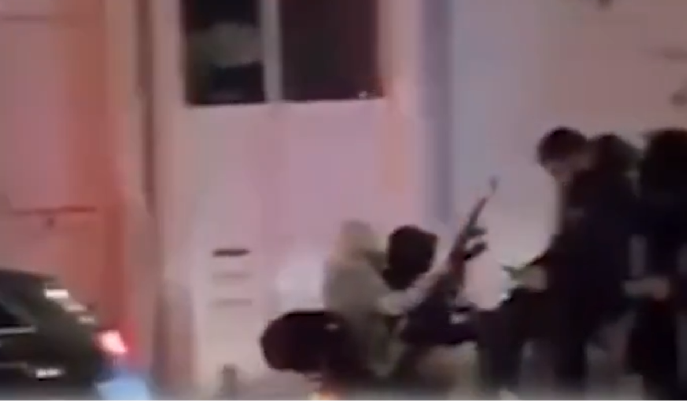 Un suporter al naționalei de fotbal a Marocului a sărbătorit victoria de la meci cu kalașnikovul în stradă