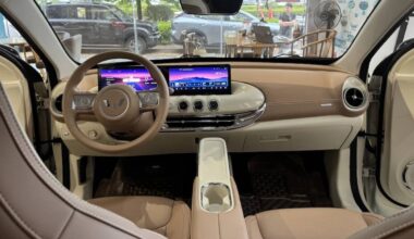 Imagine din interior al masinii Wuling Binguo EV 2025, culoare maro-bej