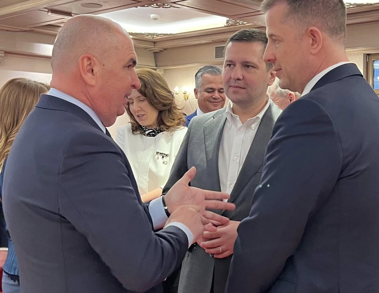 Falsele războaie din coaliție. PSD nu îndrăznește să iasă de la guvernare. Aripa Thuma n-are curaj să-l dea jos pe Bolojan