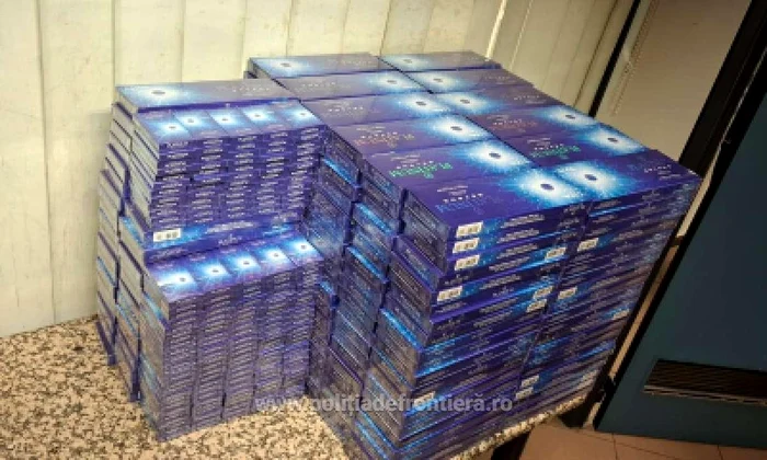 Țigaretele pe care doreau să le introducă în țară. FOTO Poliția de Frontiera