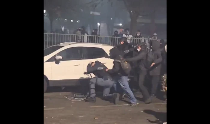 Polițistul, la un pas sa fie ucis. FOTO captură YouTube Concerned Citizen @BGatesIsaPyscho