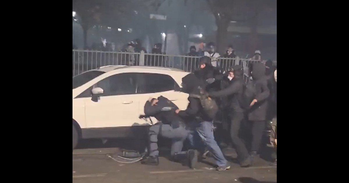 Polițist, aproape să fie linșat de protestatari, în Torino. Manifestanții au aruncat cu pietre și cocktailuri Molotov în oamenii legii. Peste 30 de ofițeri au fost răniți