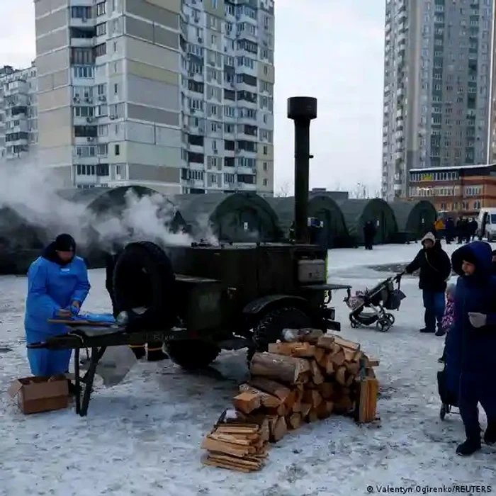 Locuitorii din Kiev recurg la improvizații pentru a se hrani și a se încălzi/FOTO:X