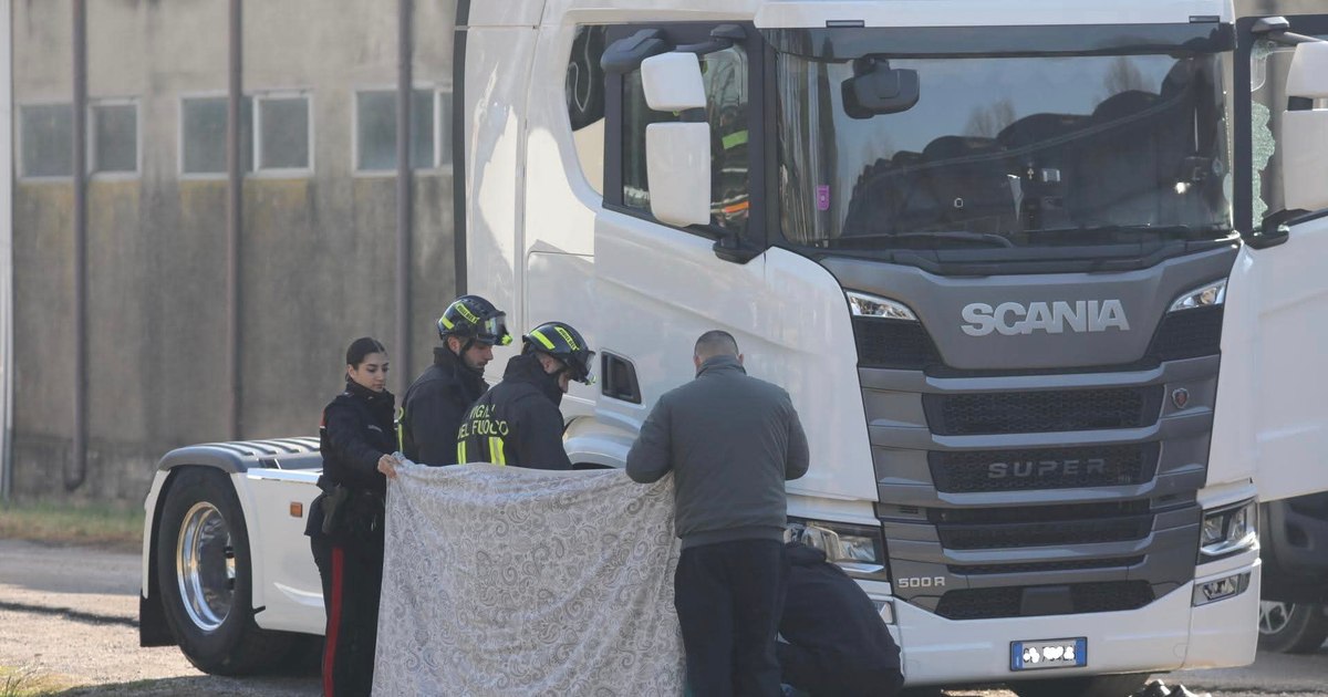 Șofer român de TIR, descoperit mort în cabină, într-o parcare din nordul Italiei