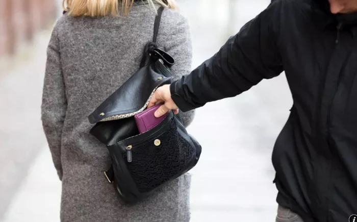 Hoții de buzunare din Napoli au adoptat o metodă modernă de furt FOTO: Arhivă