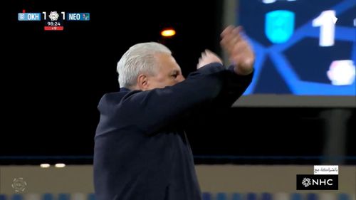 Marius Șumudică și-a ieșit din minți la meciul Al-Okhdood - Neom SC 1-1. Foto: Captură „X”, @thmanyahsports