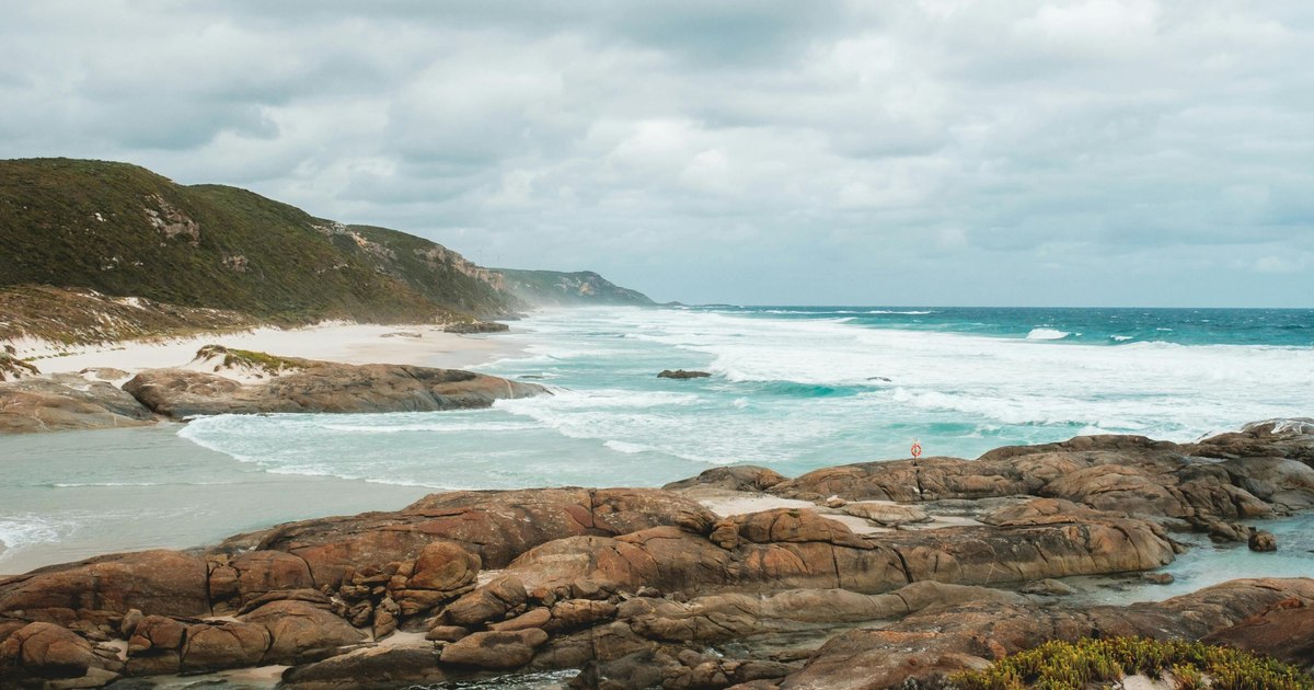 Un băiat de 13 ani a înotat ore întregi pentru a-și salva mama și frații din largul oceanului