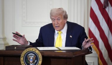 O glumă făcută pe scena premiilor Grammy l-a scos din sărite pe Donald Trump care a anunțat că îl va da în judecată pe autor: „Acest prezentator sărac, patetic, fără talent și drogat”