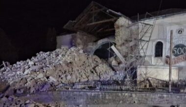 Biserică prăbușită pe carosabil în Sălaj: o polițistă a fost lovită de bucățile desprinse din turla bisericii. Salvatorii caută eventuale victime