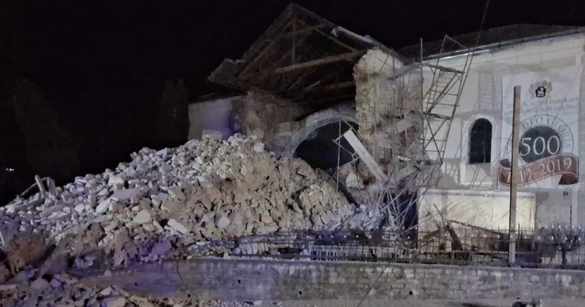 Biserică prăbușită pe carosabil în Sălaj: o polițistă a fost lovită de bucățile desprinse din turla bisericii. Salvatorii caută eventuale victime