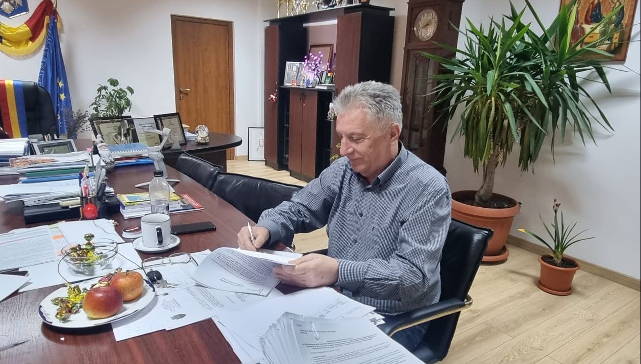 „Nu sunt Mama Omida, nici Dumnezeu, ca să rezolv”. Reacția primarului unde 50.000 de oameni nu au apă potabilă de trei luni