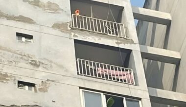 Trei surori în vârstă de 12, 14 și 16 ani au sărit în gol de la etajul nouă după ce părinții le-au luat telefonul