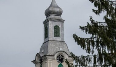 De ce s-a prăbușit turnul Bisericii Reformate din Cehu Silvaniei, vechi de 500 de ani: „Clopotele produceau vibrații constante”