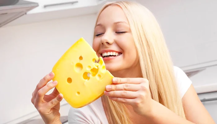 femeie cu o bucata de cascaval