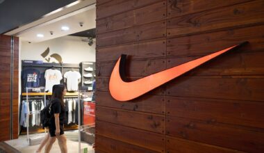 Cum a ajuns Nike să fie prinsă într-un război al lui Trump și acuzațiile care i se aduc