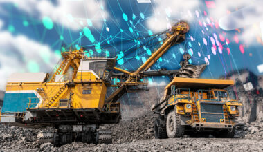 Exploatare de minerale. Colaj: Ion Mateș / Hotnews. Foto: Dreamstime, Shutterstock