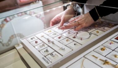 Unul dintre cei mai cunoscuți producători de bijuterii, cu numeroase magazine și în România, se distanțează de argint