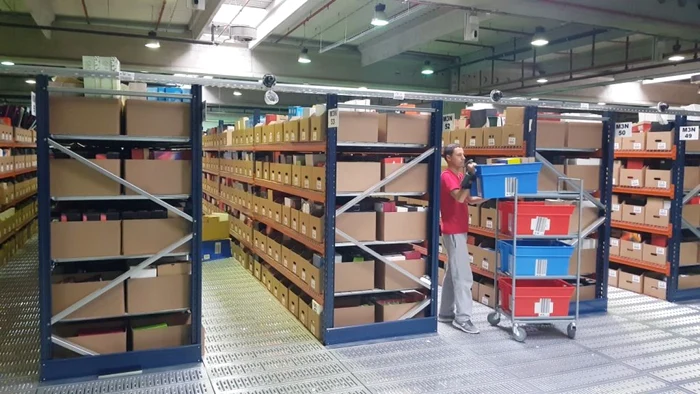 Depozit cu colete de la eMag