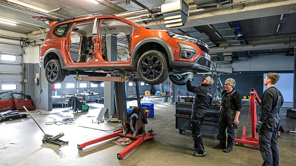 Jurnaliştii germani au parcurs 100.000 km cu o Dacia Jogger şi au rămas consternaţi de rugina maşinii, când au dezasamblat-o la final pentru o inspecţie de uzură | PiataAuto.md