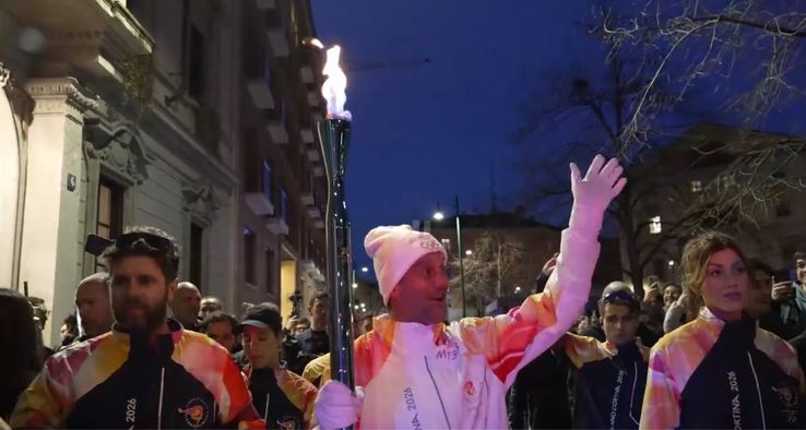 Cristi Chivu poartă flacăra olimpică prin Milano / FOTO: Captură X