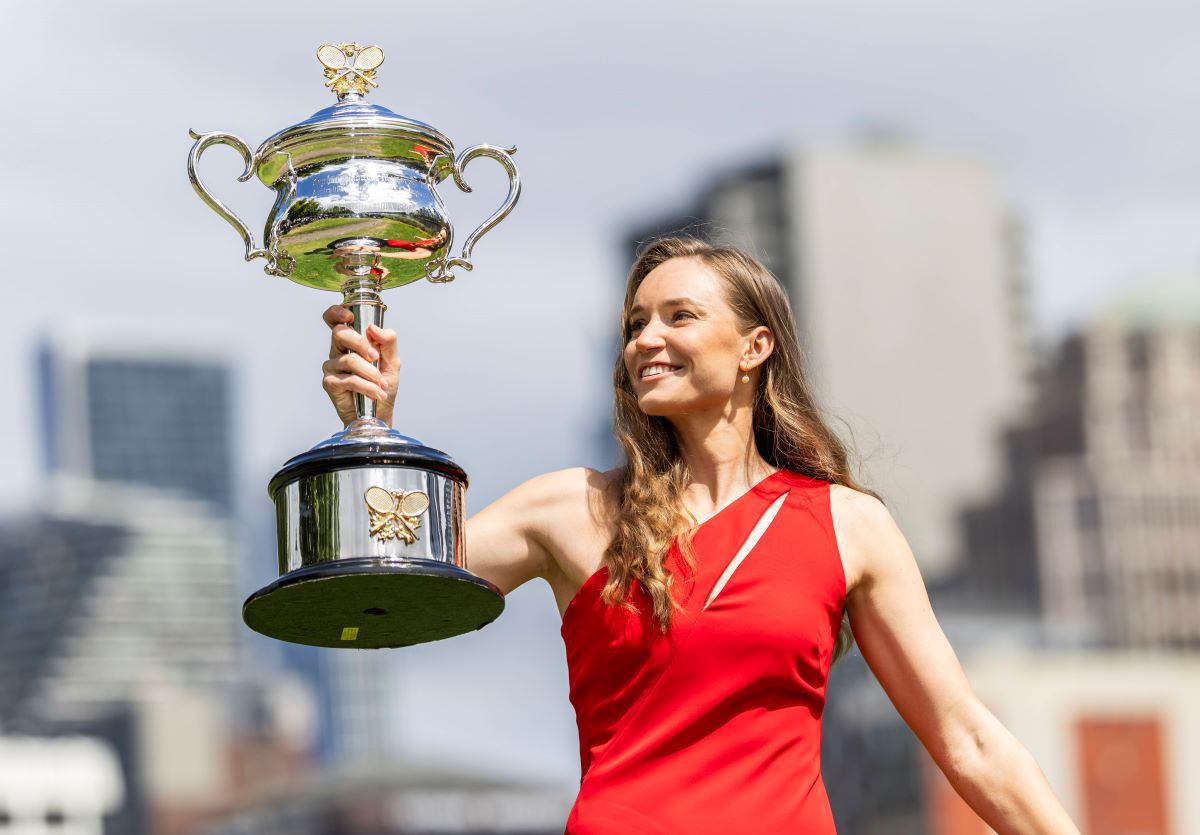 Elena Rybakina, „Lady in Red” la Antipozi » Ședință foto cu trofeul de la Australian Open
