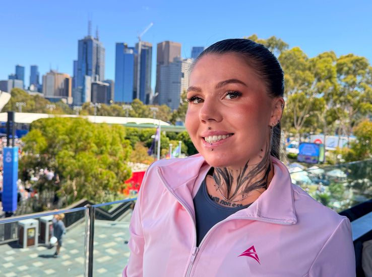 Oleksandra Oliynykova, fără tatuaje faciale / Bounces