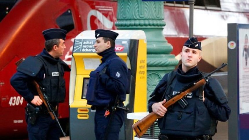 Profesoară de desen înjunghiată de un elev în clasă, în Franța. Atacul, al treilea în şase luni